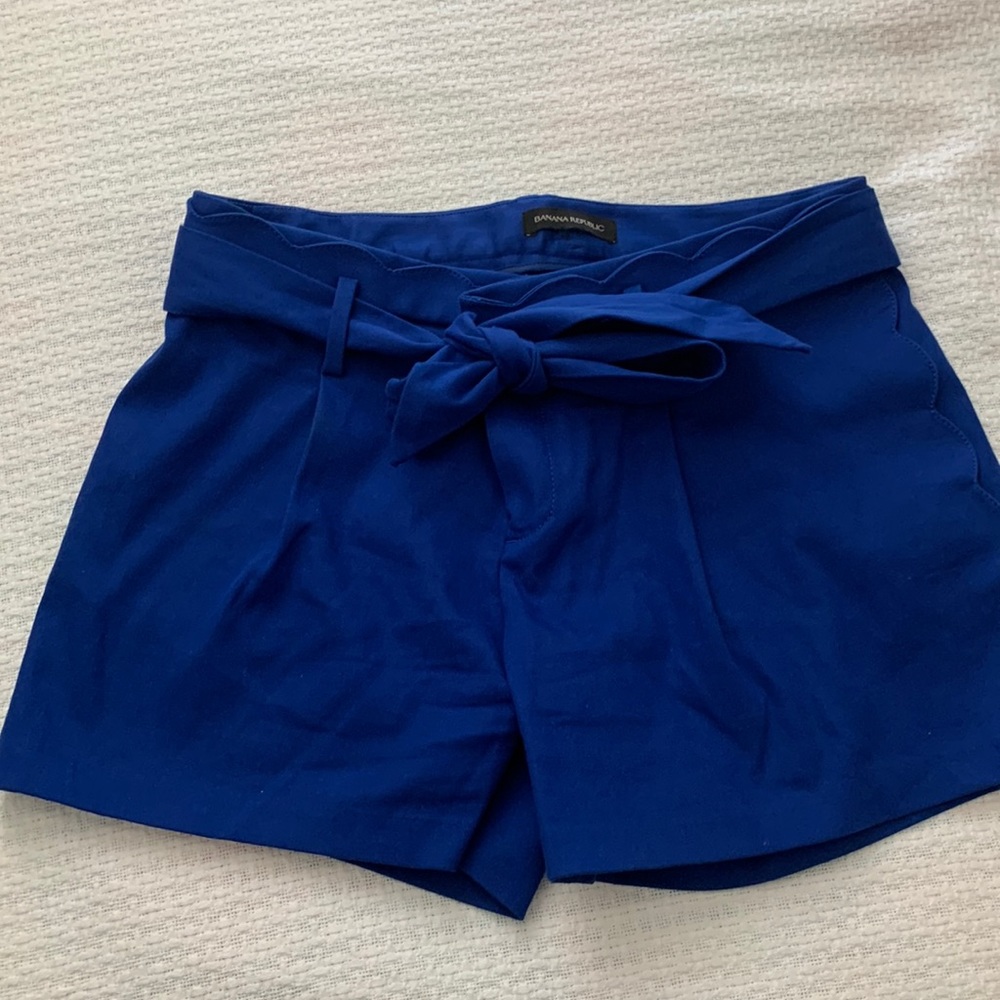 Banana Republic shorts with beautiful side scallop and tie waist